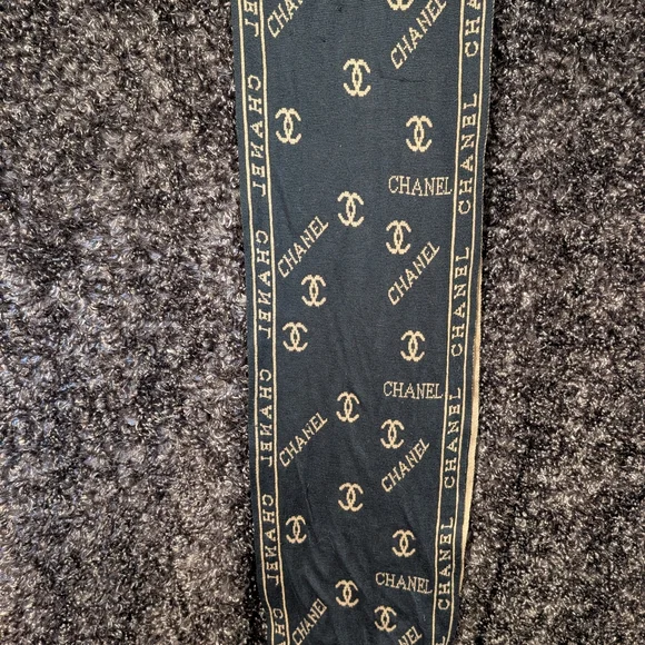 Chanel CC Logo Knit Scarf in Black & Beige - Picture 4 of 6